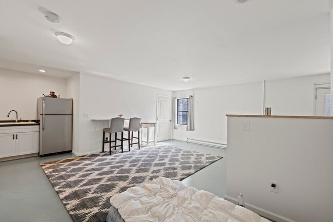 14 Lincoln Ave W, Unit A