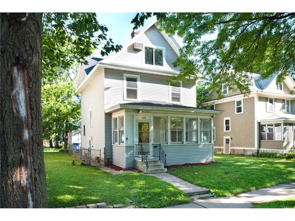 1689 Marshall Ave in St. Paul, MN - Building Photo