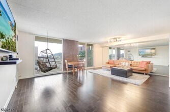 1055 River Rd in Edgewater, NJ - Building Photo - Building Photo