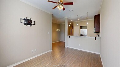 2015 Harvey Mitchell Pkwy S in College Station, TX - Foto de edificio - Building Photo