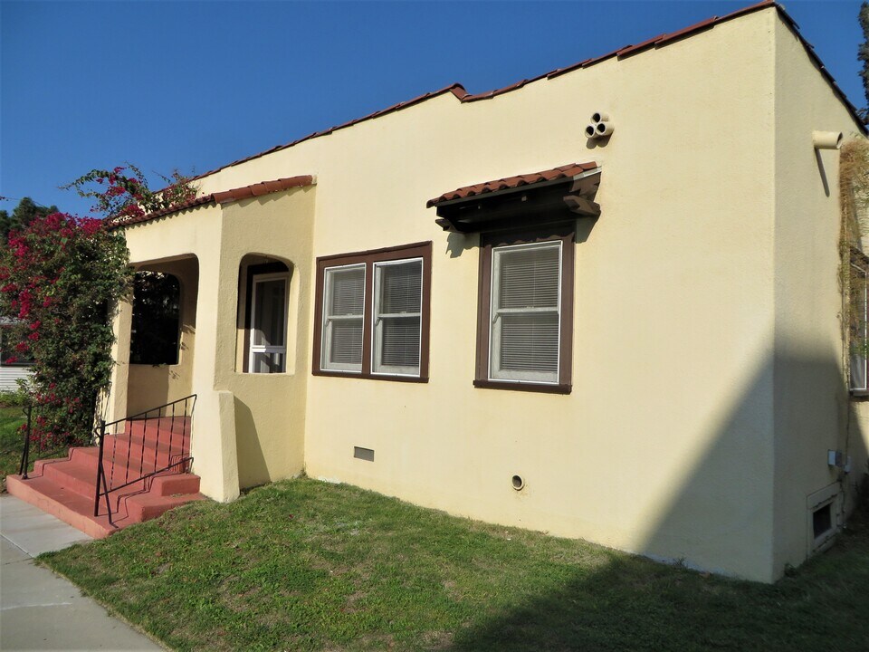 323 W Glenoaks Blvd in Glendale, CA - Building Photo