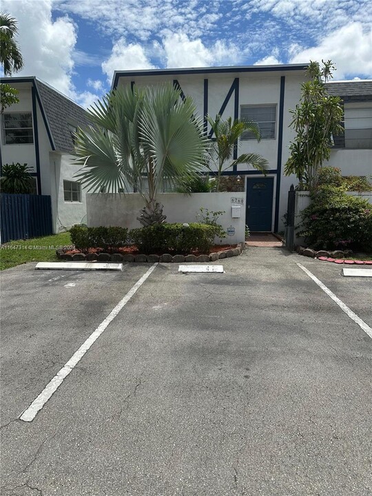 6760 SW 40th St in Davie, FL - Foto de edificio