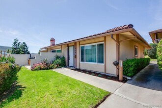 968 La Fiesta Way in San Marcos, CA - Foto de edificio - Building Photo