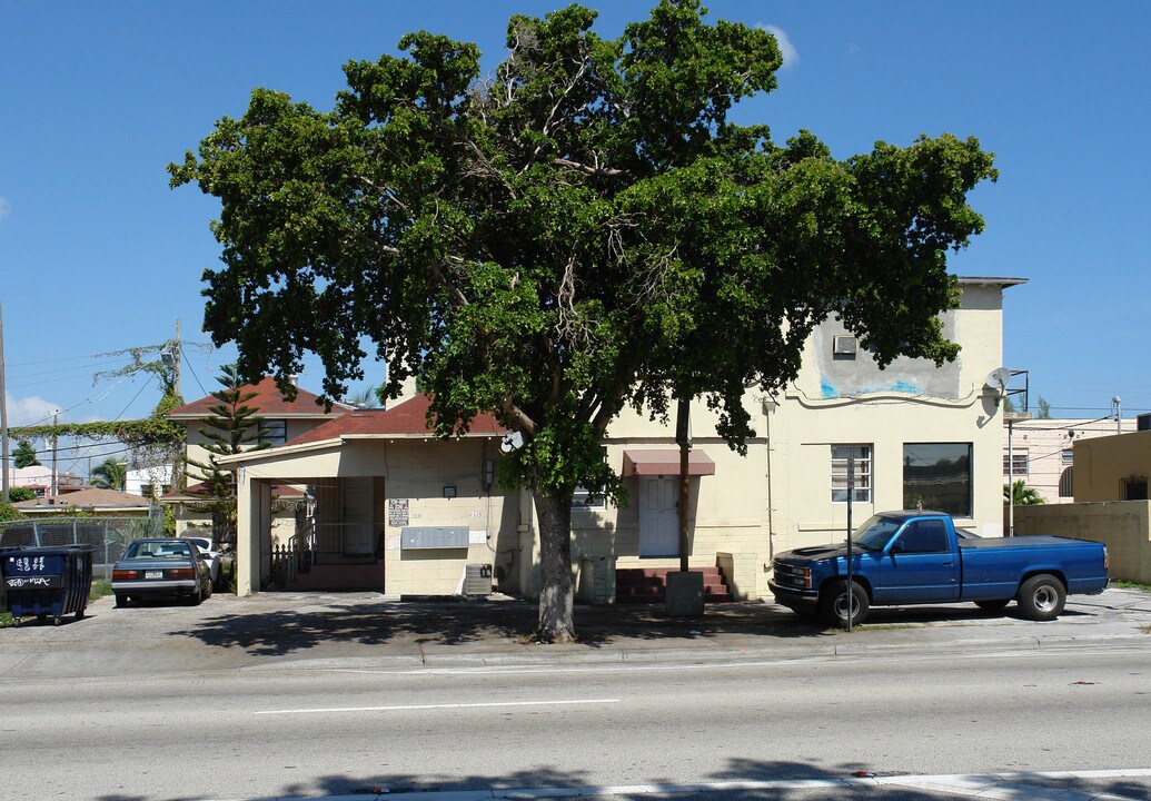 2335 W Flagler St in Miami, FL - Building Photo