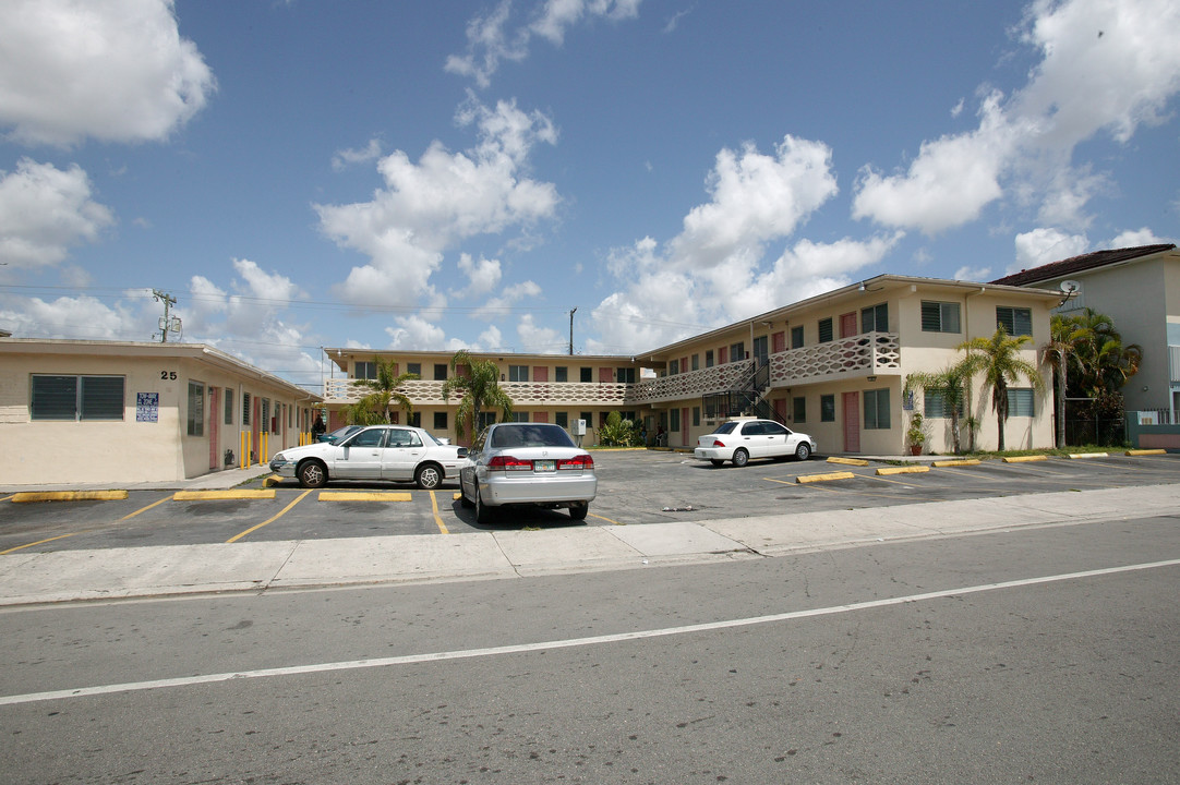 35 E 8th St in Hialeah, FL - Foto de edificio