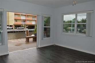 3566 NE 168th St-Unit -4 in North Miami Beach, FL - Foto de edificio - Building Photo