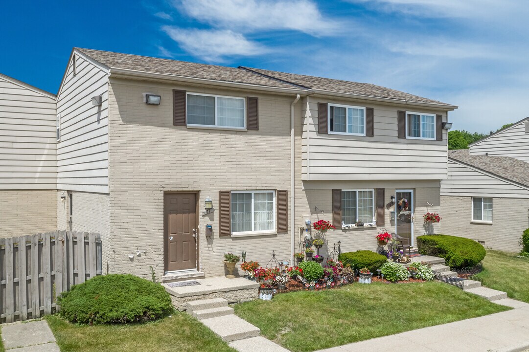 Auburn Village Townhomes in Pontiac, MI - Foto de edificio