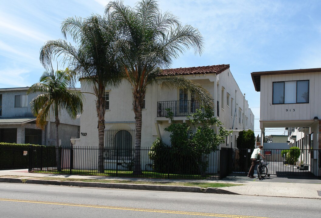 909 N Normandie Ave in Los Angeles, CA - Building Photo