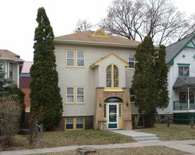 2650 Pleasant Ave S in Minneapolis, MN - Building Photo - Building Photo