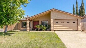 9101 Castlebar Way in Sacramento, CA - Building Photo