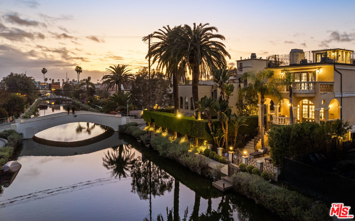 405 Sherman Canal in Los Angeles, CA - Building Photo