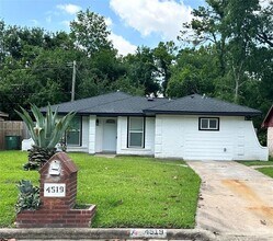 4519 Oak Shadows Dr in Houston, TX - Foto de edificio - Building Photo