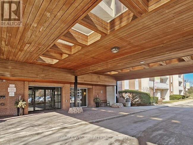 1660 Bloor St in Mississauga, ON - Building Photo - Building Photo