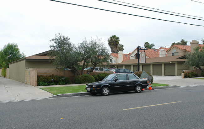 2619 Santa Ana Ave in Costa Mesa, CA - Foto de edificio - Building Photo