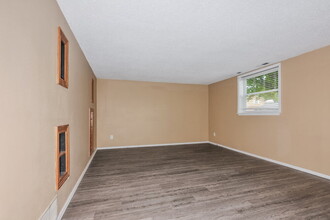6911 Candlewick Way in Florissant, MO - Building Photo - Building Photo