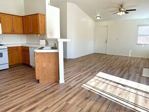 7578 Costanoa St in Las Vegas, NV - Foto de edificio - Building Photo