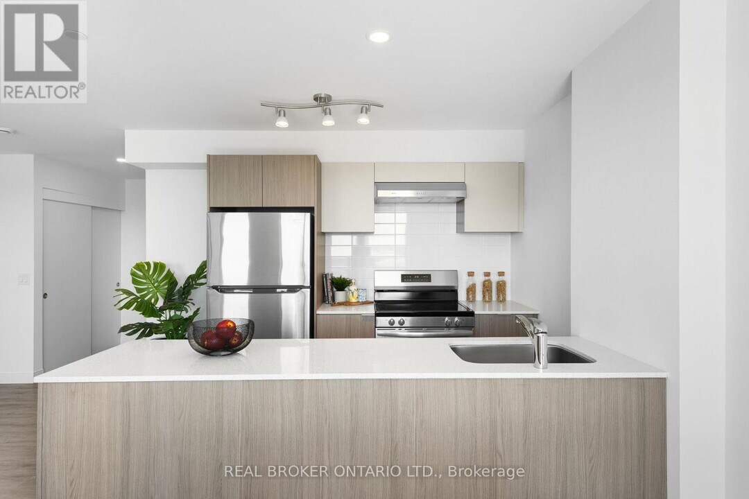 100 Manett Crescent in Brampton, ON - Building Photo