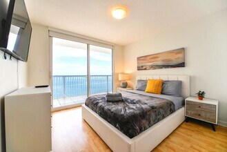 1200 Brickell Bay Dr in Miami, FL - Building Photo - Building Photo
