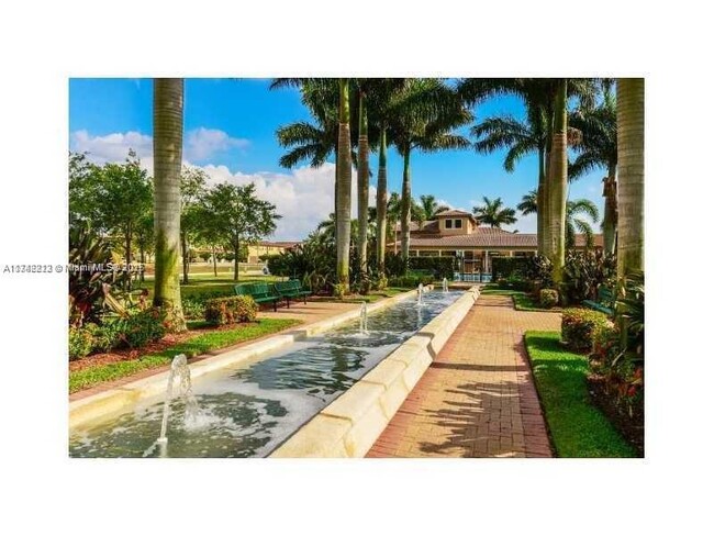 927 SW 147th Ave in Pembroke Pines, FL - Foto de edificio - Building Photo