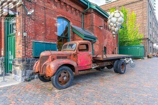 35 Parliament St in Toronto, ON - Building Photo