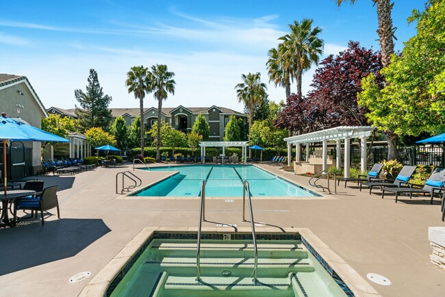 Hawthorn Village in Napa, CA - Foto de edificio - Building Photo