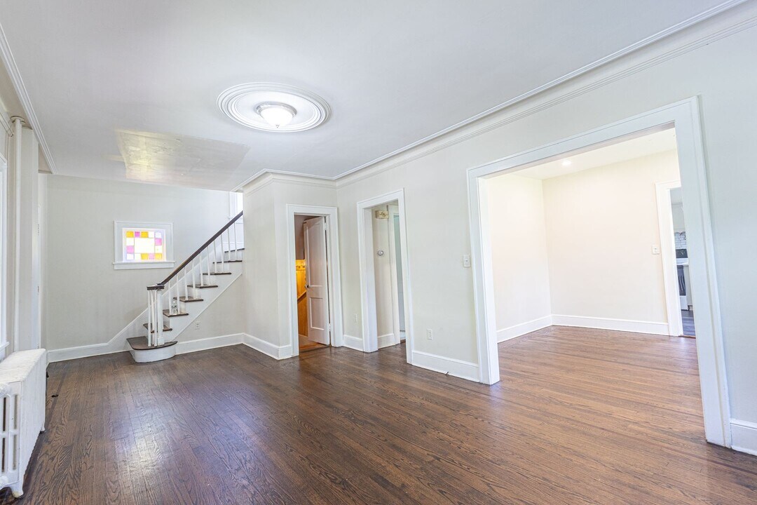 445 Lenox Rd in Huntington Station, NY - Building Photo