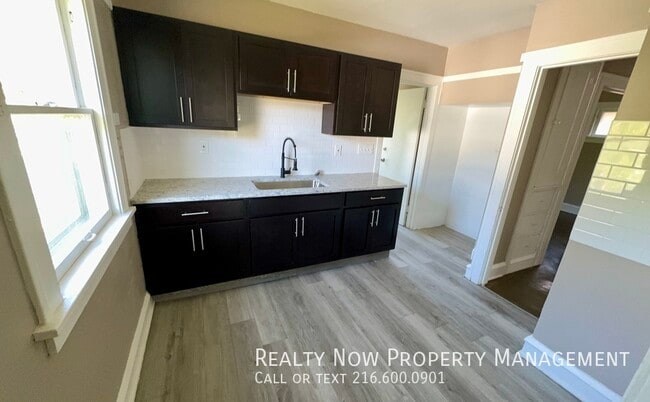 949 Helmsdale Rd, Unit Unit 1 in Cleveland Heights, OH - Building Photo - Building Photo