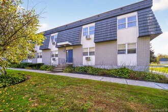 4 White Gate Rd in Wappingers Falls, NY - Building Photo - Building Photo