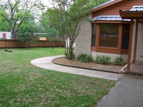 310 E Cedar St in Bertram, TX - Foto de edificio - Building Photo