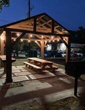 Porter Plaza Apartments in Porter, TX - Foto de edificio - Building Photo