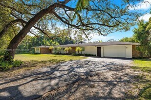 10110 SW 66th St in Miami, FL - Building Photo