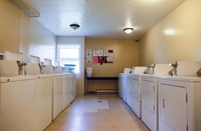 Maple Leaf Apartments in Union City, IN - Foto de edificio - Building Photo