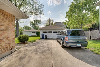 1221 N Webster St in Naperville, IL - Foto de edificio - Building Photo