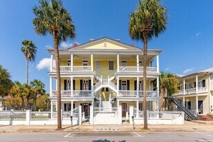 212 Calhoun St in Charleston, SC - Building Photo
