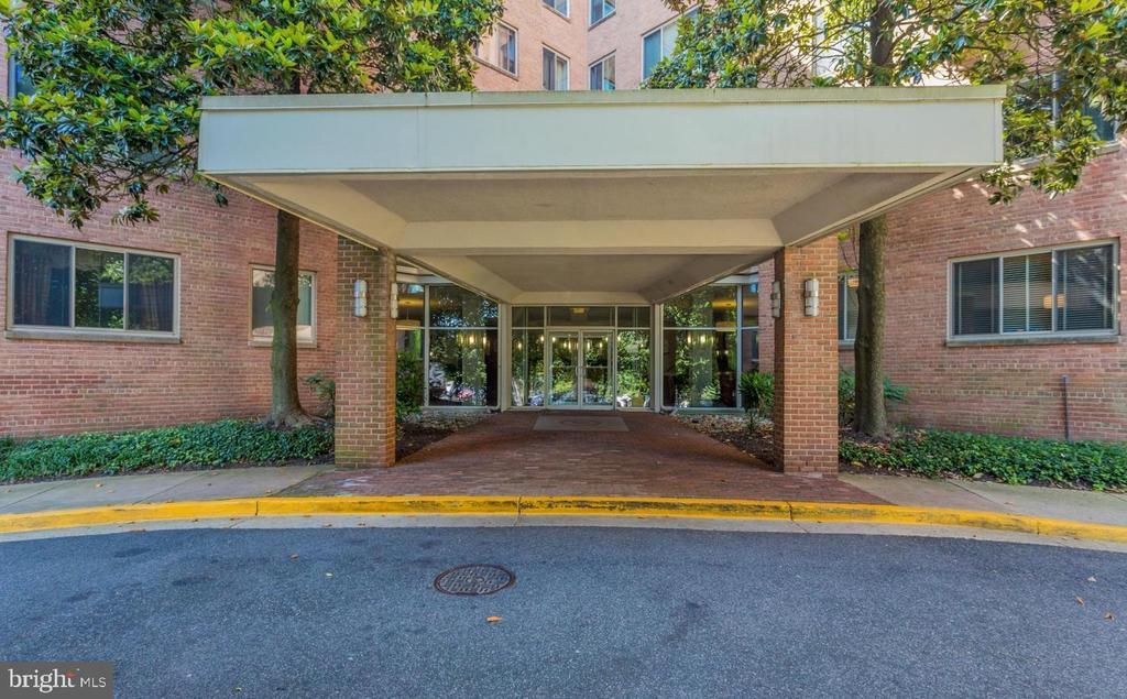3000 Spout Run Pkwy in Arlington, VA - Building Photo