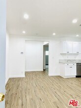 5263 Riverton Ave in Los Angeles, CA - Foto de edificio - Building Photo