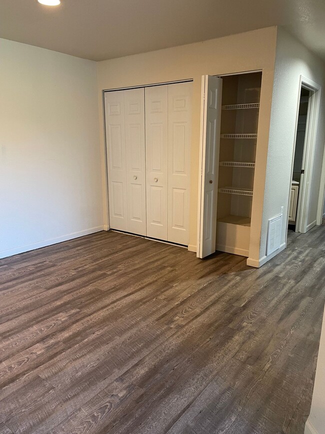 CLEAR CREEK APARTMENTS in North Manchester, IN - Foto de edificio - Building Photo
