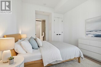 55 Charles St E in Toronto, ON - Building Photo - Building Photo