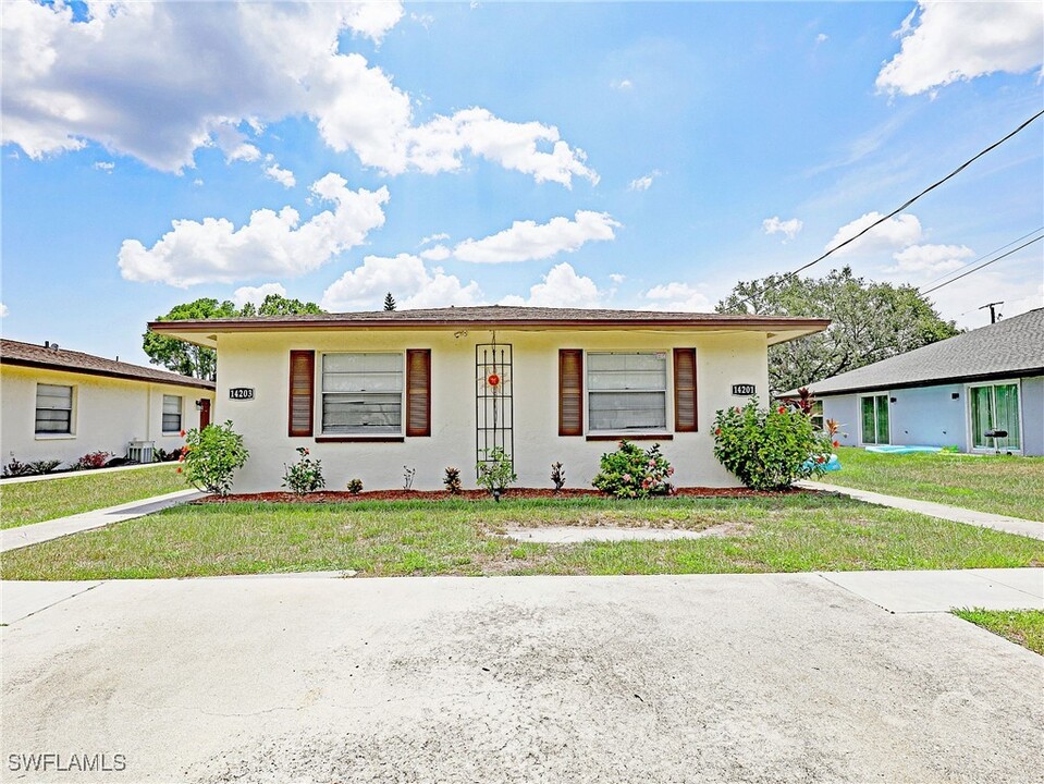 14201 Old Olga Rd in Ft. Myers, FL - Foto de edificio