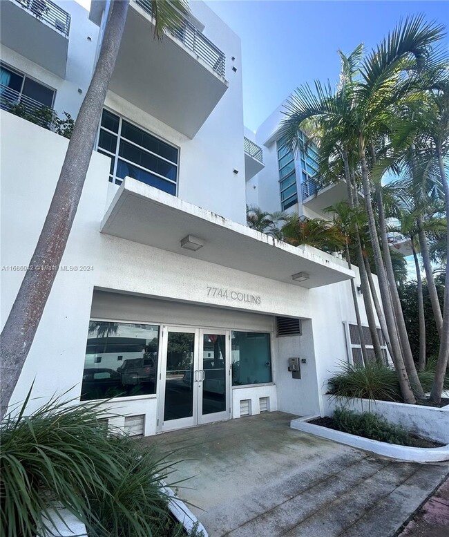 7744 Collins Ave, Unit #21 in Miami, FL - Foto de edificio - Building Photo