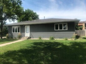 2715 14th St S in Moorhead, MN - Building Photo