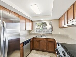 7675 N 1st St, Unit 109 in Fresno, CA - Foto de edificio - Building Photo