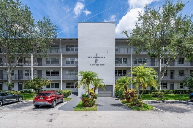 101 SW 132nd Way in Pembroke Pines, FL - Building Photo - Building Photo