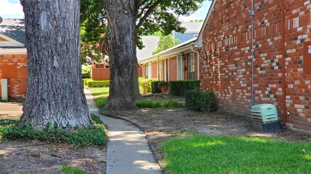 943 Roaring Springs Rd in Fort Worth, TX - Building Photo - Building Photo