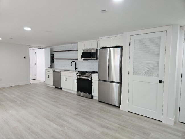 90 Shrewsbury Ave in Red Bank, NJ - Building Photo - Building Photo
