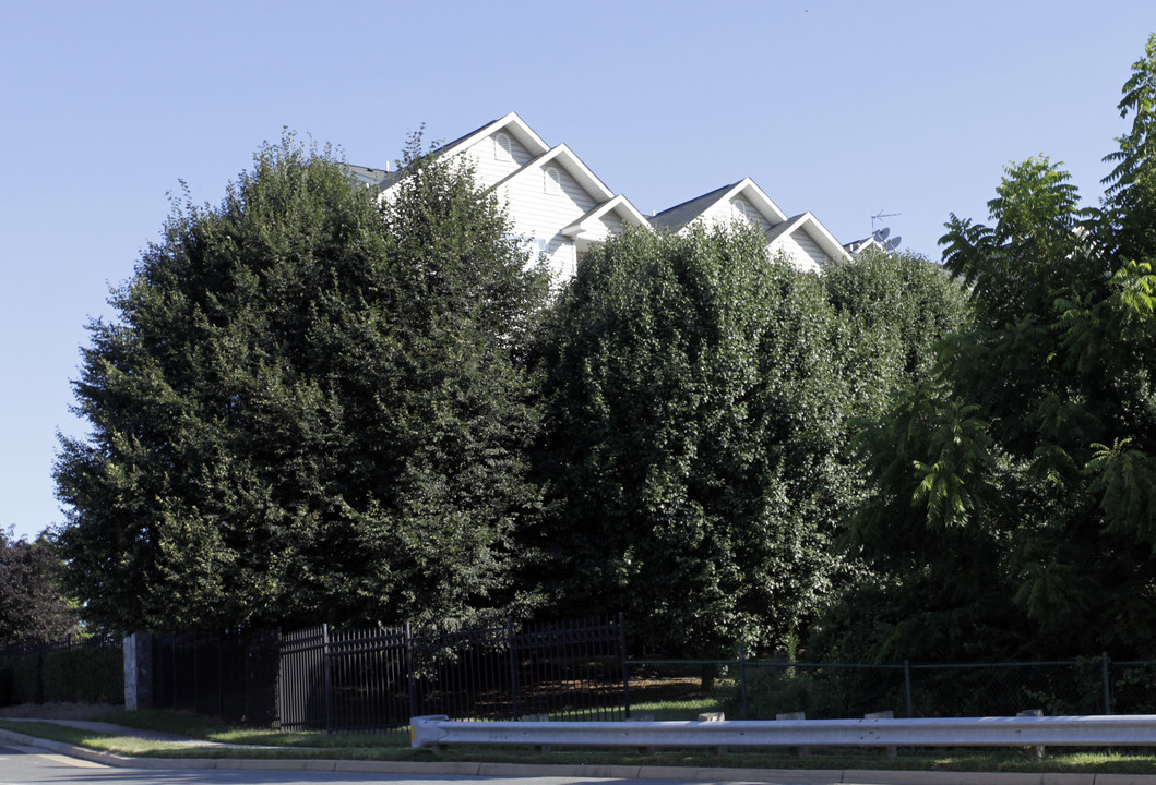 The Gates Of McLean in McLean, VA - Building Photo