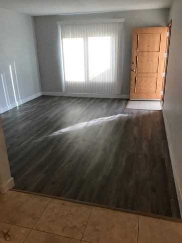 10214 Darby Ave, Unit 1 in Inglewood, CA - Foto de edificio - Building Photo