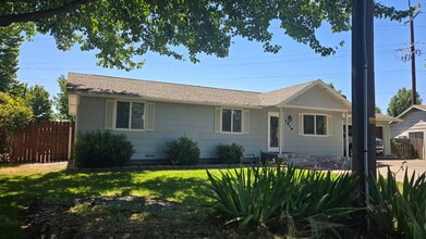 1210 SE Colonial Dr in College Place, WA - Building Photo - Building Photo
