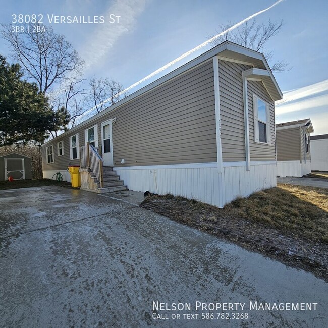 38082 Versailles St in Clinton Township, MI - Building Photo - Building Photo