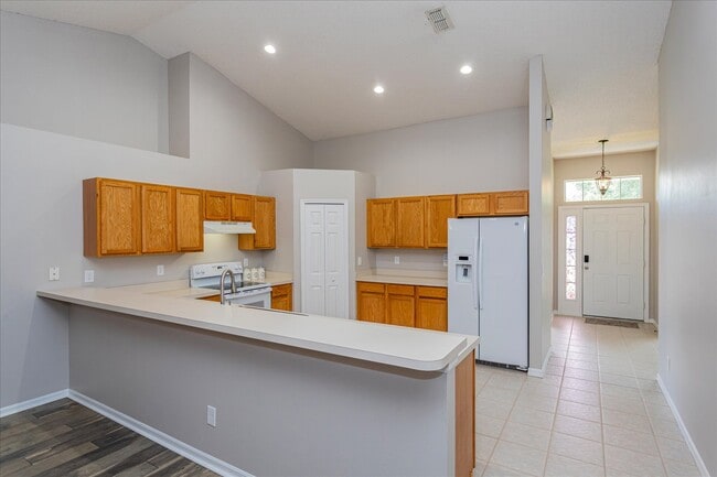 2235 Lake Pointe Cir in Leesburg, FL - Building Photo - Building Photo